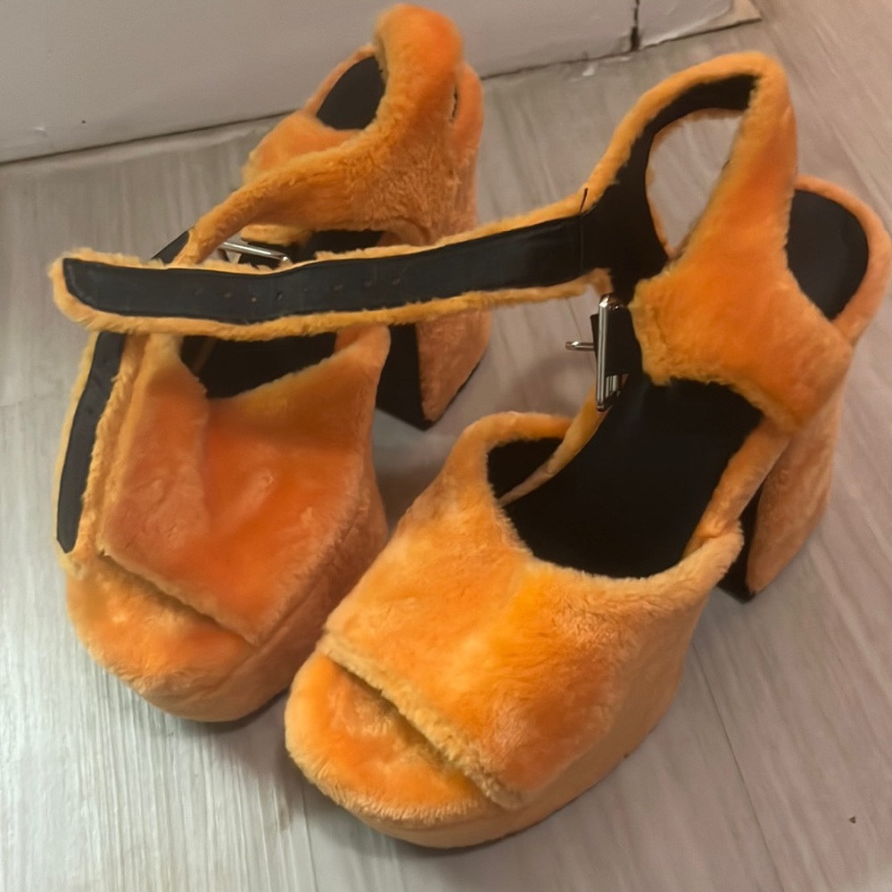 Dahlia heels fuzzy orange never worn